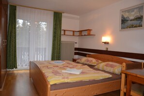 Habitación doble estándar | Caja de seguridad en la habitación y tabla de planchar con plancha