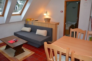 Departamento estándar, 2 habitaciones, vista a la montaña | Área de sala de estar | Televisión LED