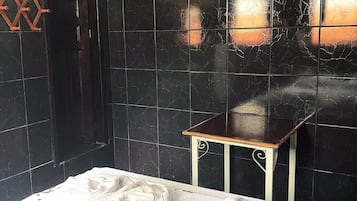 Quarto casal econômico, 1 quarto | Frigobar, escrivaninha, ferros/tábuas de passar roupa, Wi-Fi de cortesia