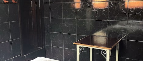 Minibar, escritorio, tabla de planchar con plancha y wifi gratis