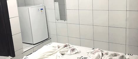 Kamar Double Ekonomi, 1 kamar tidur | Minibar, meja kerja, setrika/meja setrika, dan Wi-Fi gratis