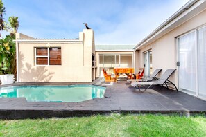 Hồ bơi ngoài trời, dù/ô trên bãi biển/hồ bơi, ghế dài tắm nắng 