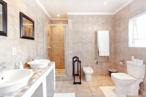 Combined shower/tub, deep soaking tub, free toiletries, hair dryer - Villa West Beach (Cape Town)