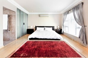 House, 4 Bedrooms | 4 bedrooms, premium bedding, down comforters, in-room safe - Villa West Beach (Cape Town)