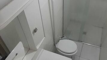 Quarto casal básico | Banheiro | Chuveiro, produtos de toalete grátis