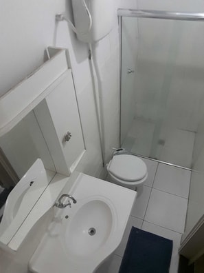 Quarto casal básico | Banheiro | Chuveiro, produtos de toalete grátis