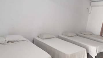Habitación básica | 1 habitación, escritorio, wifi gratis y ropa de cama