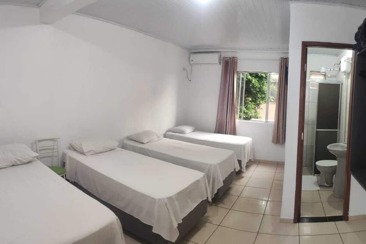 Quarto básico | 1 quarto, escrivaninha, Wi-Fi de cortesia, roupa de cama