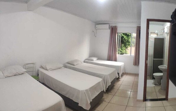 Quarto básico | 1 quarto, escrivaninha, Wi-Fi de cortesia, roupa de cama