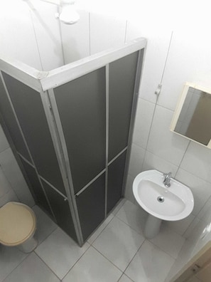 Quarto triplo básico | Banheiro | Chuveiro, produtos de toalete grátis