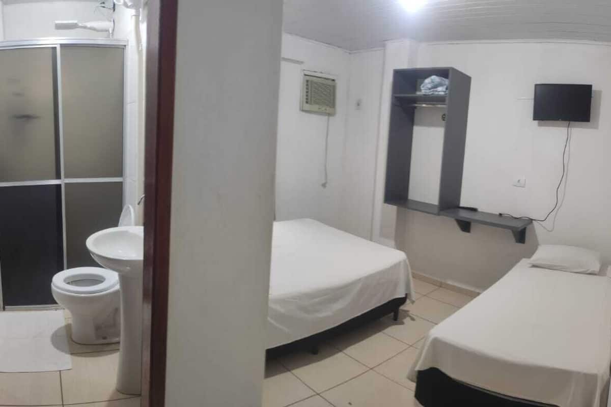 Quarto triplo básico | 1 quarto, escrivaninha, Wi-Fi de cortesia, roupa de cama