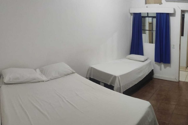 Twin kamer | 1 slaapkamer, een bureau, gratis wifi, beddengoed