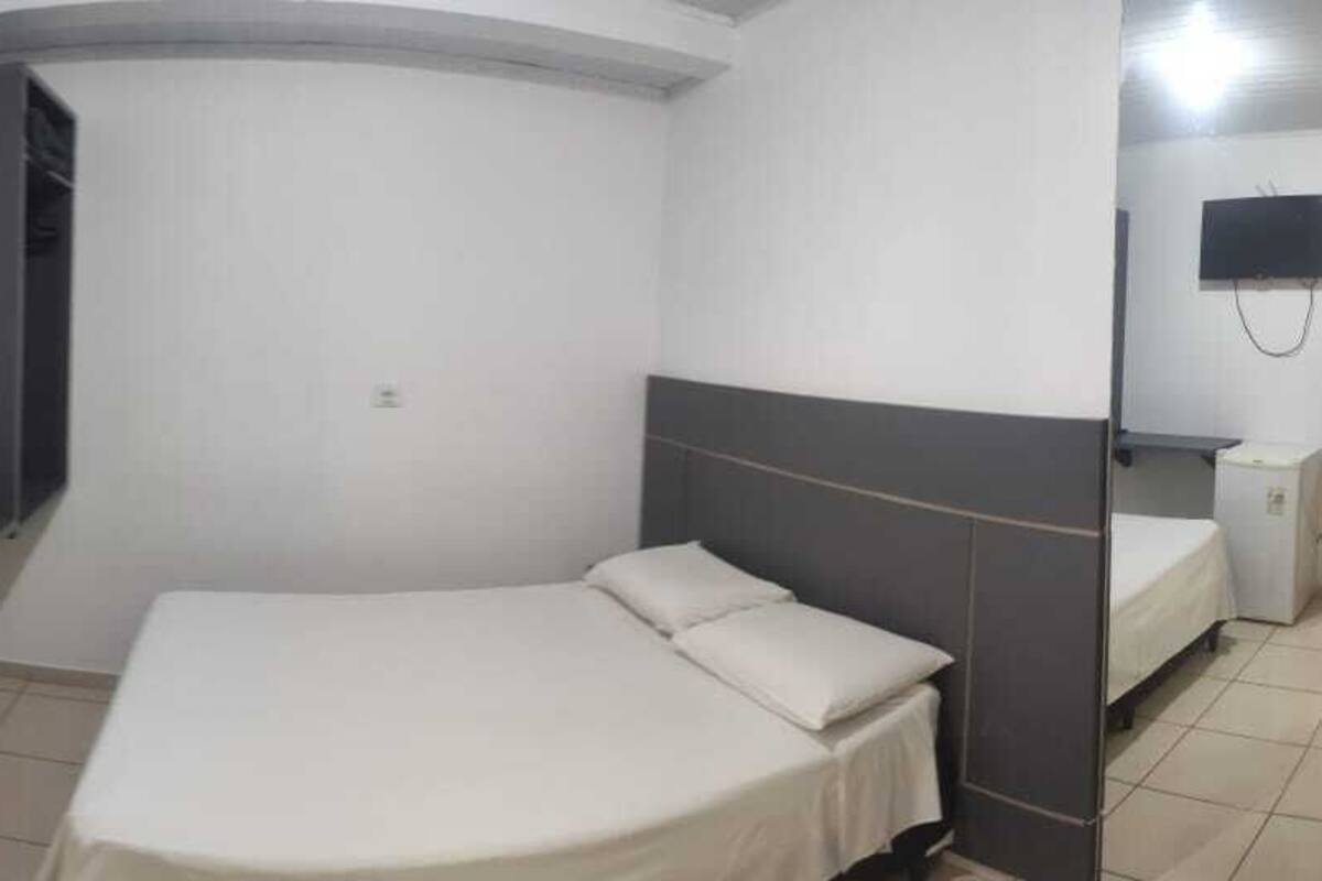 Quarto casal básico | 1 quarto, escrivaninha, Wi-Fi de cortesia, roupa de cama