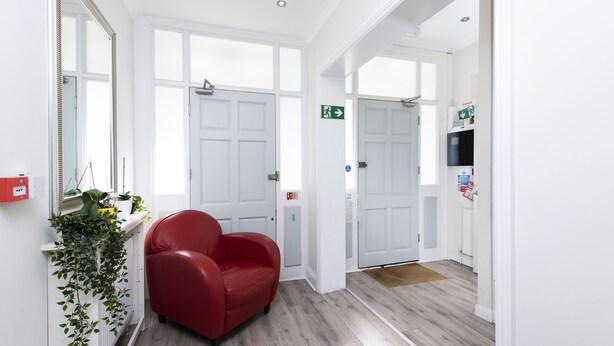 Lobby sitting area - Apartments on the Park (Harrow)