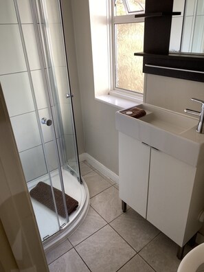 Executive Studio | Bathroom | Towels - Apartments on the Park (Harrow)