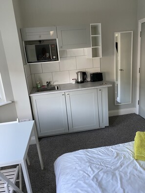 Habitación doble ejecutiva | Cocineta privada | Refrigerador con congelador, microondas, tetera eléctrica y tostadora 