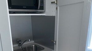 Deluxe Studio | Private kitchenette | Full-sized fridge, microwave, electric kettle, toaster - Apartments on the Park (Harrow)