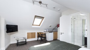 Superior Studio | 20 bedrooms, premium bedding, blackout curtains - Apartments on the Park (Harrow)