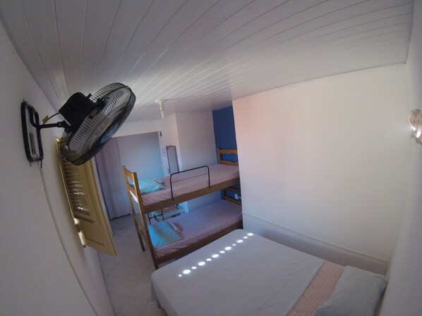 Habitación cuádruple básica, 3 habitaciones, para no fumadores | Tabla de planchar con plancha y wifi gratis 