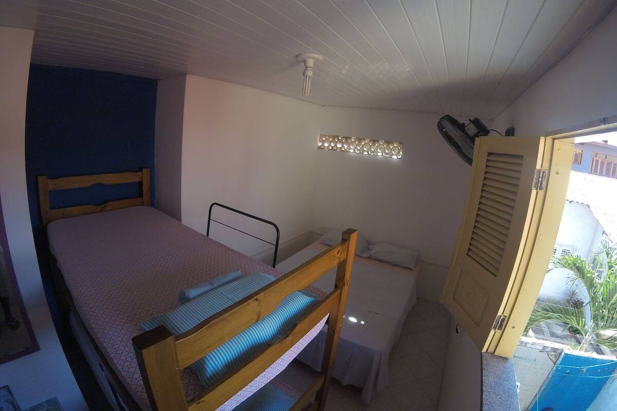 Quarto quádruplo básico, 3 quartos, para não fumantes | Ferros/tábuas de passar roupa, Wi-Fi de cortesia