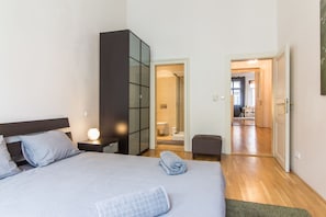 2 bedrooms, premium bedding, desk, iron/ironing board - Melnicka Flat (Prague)