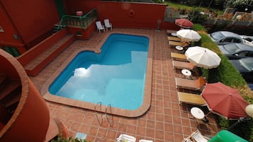 Außenpool, Sonnenschirme, Liegestühle