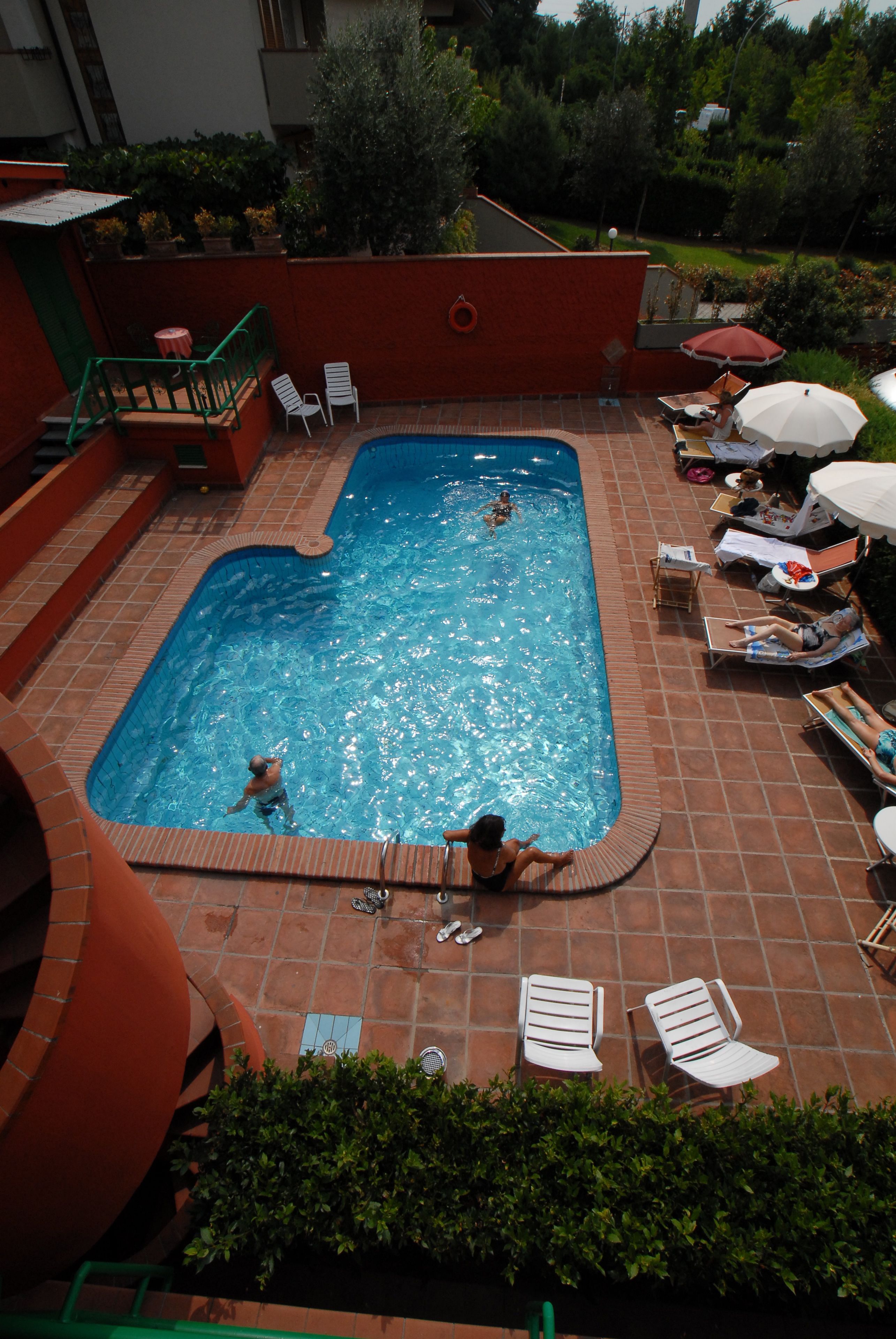 Piscina externa, funciona das 10h às 18h, guarda-sóis, espreguiçadeiras