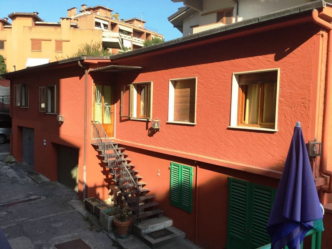 Cofres nos quartos, escrivaninha, Wi-Fi de cortesia, roupa de cama