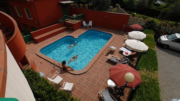 Piscina externa, funciona das 10h às 18h, guarda-sóis, espreguiçadeiras