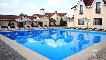 Outdoor pool, pool umbrellas, sun loungers