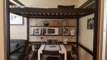 Studio | Makan dalam bilik