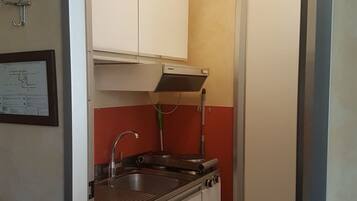 Studio | Cuisine privée | Plaque de cuisson, batterie de cuisine, vaisselle et ustensiles