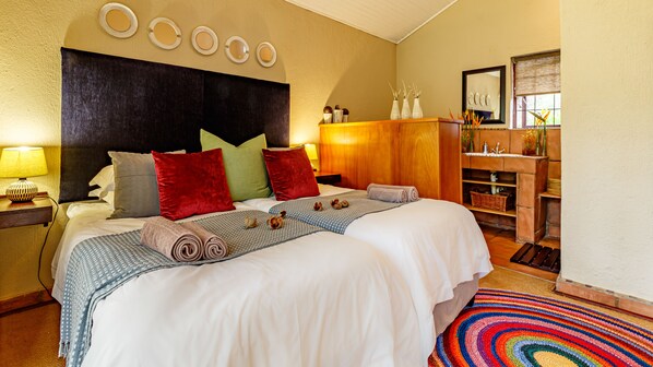 6 bedrooms, premium bedding, pillow-top beds, individually decorated - Ulwazi Rock Lodge (Mbombela)