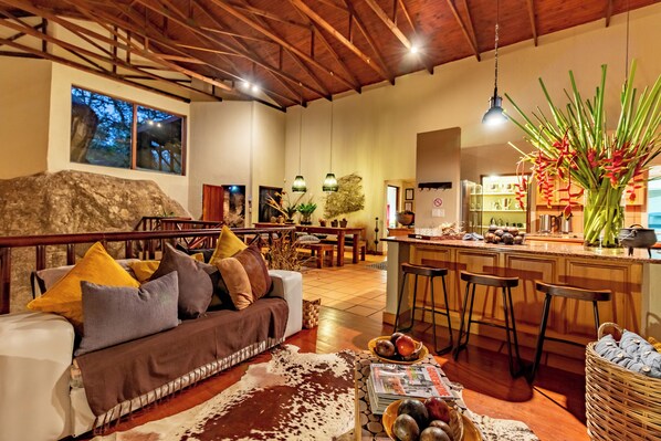 Entire Lodge Ulwazi | Oleskelualue | Taulutelevisio