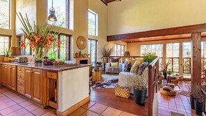 Full-size fridge, microwave, oven, stovetop