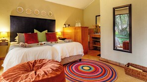 6 bedrooms, premium bedding, pillow-top beds, individually decorated - Ulwazi Rock Lodge (Mbombela)
