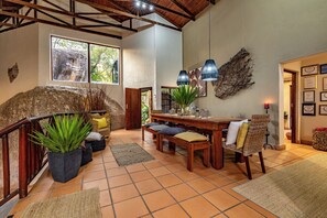 Reception - Ulwazi Rock Lodge (Mbombela)