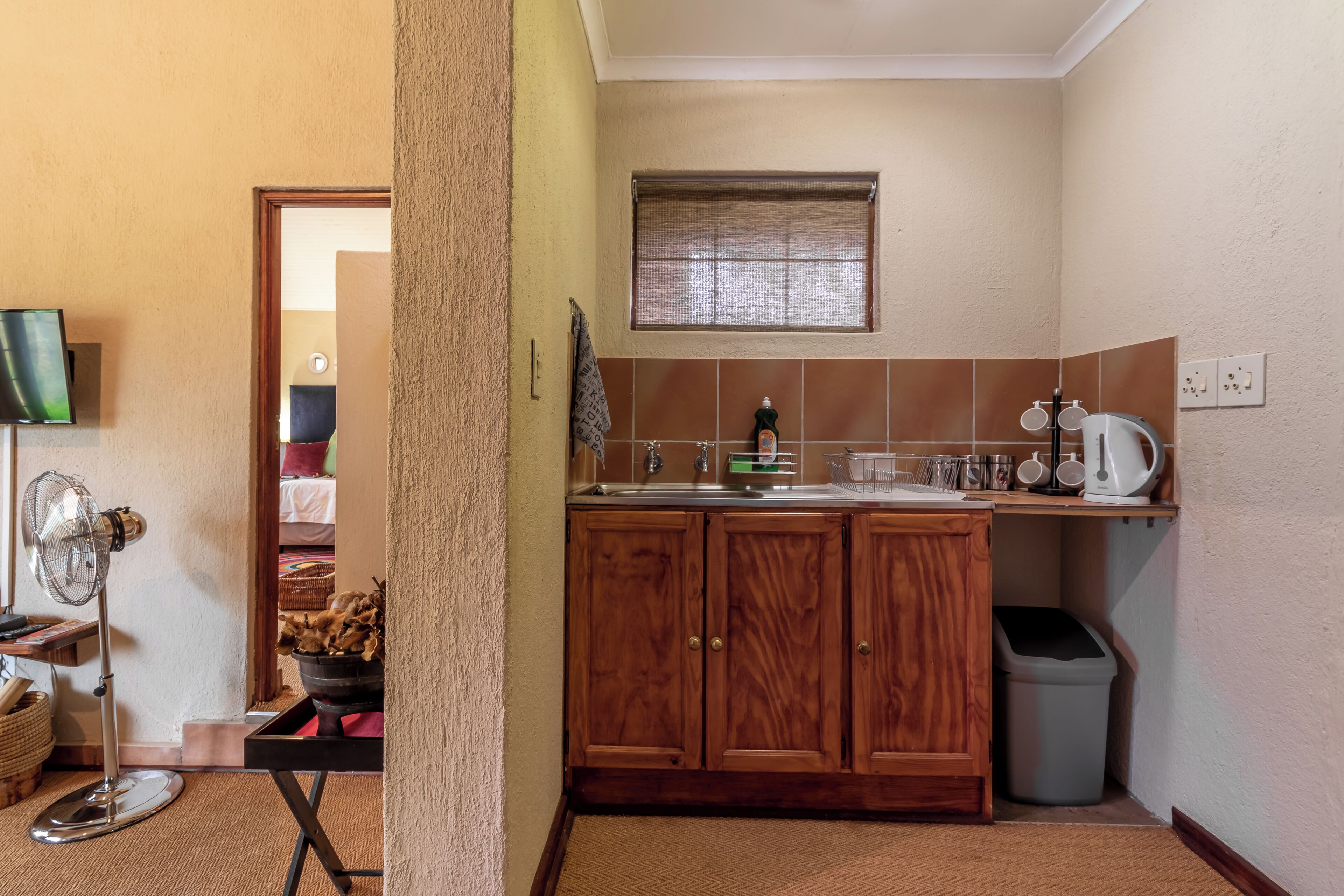 Full-size fridge, microwave, oven, stovetop