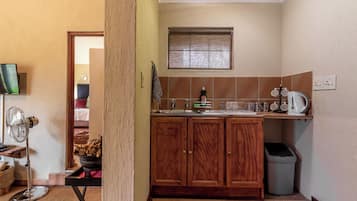 Full-size fridge, microwave, oven, stovetop