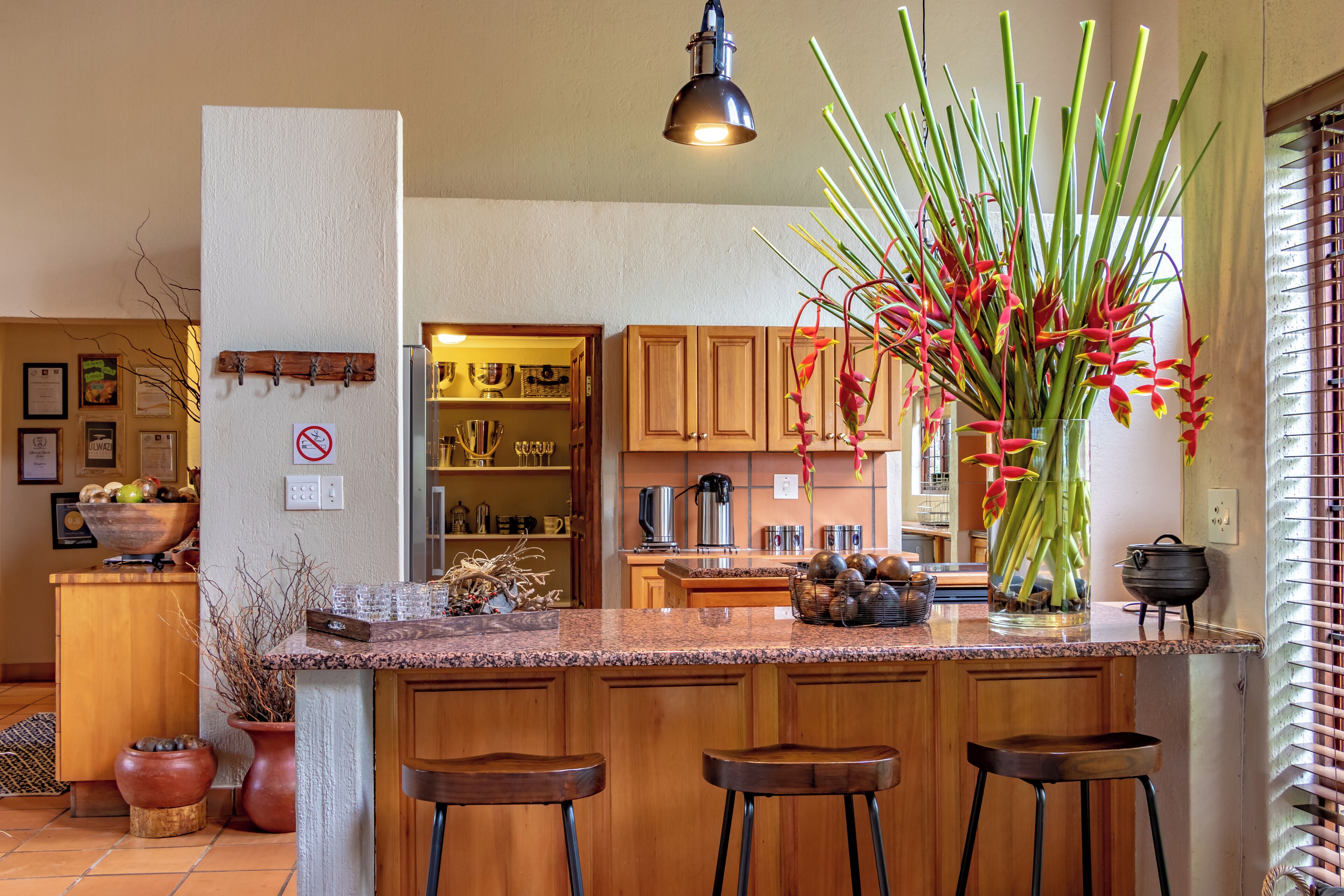 Full-size fridge, microwave, oven, stovetop