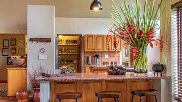 Full-size fridge, microwave, oven, stovetop