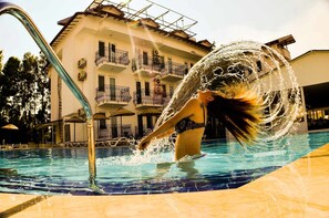 Alberca al aire libre y camastros