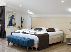 Habitación de luna de miel, 1 habitación | Minibar, caja fuerte, escritorio y sistema de insonorización