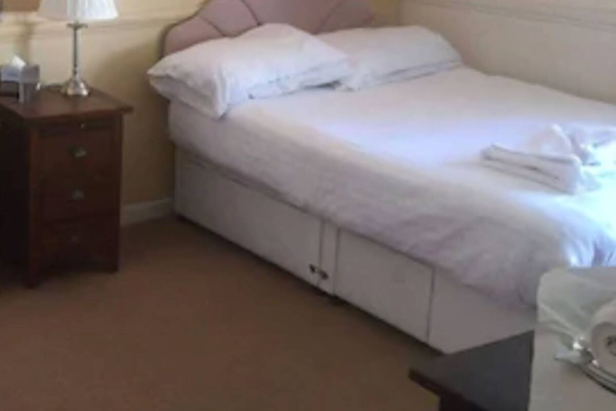 Habitación individual estándar | Tabla de planchar con plancha, wifi gratis y ropa de cama 
