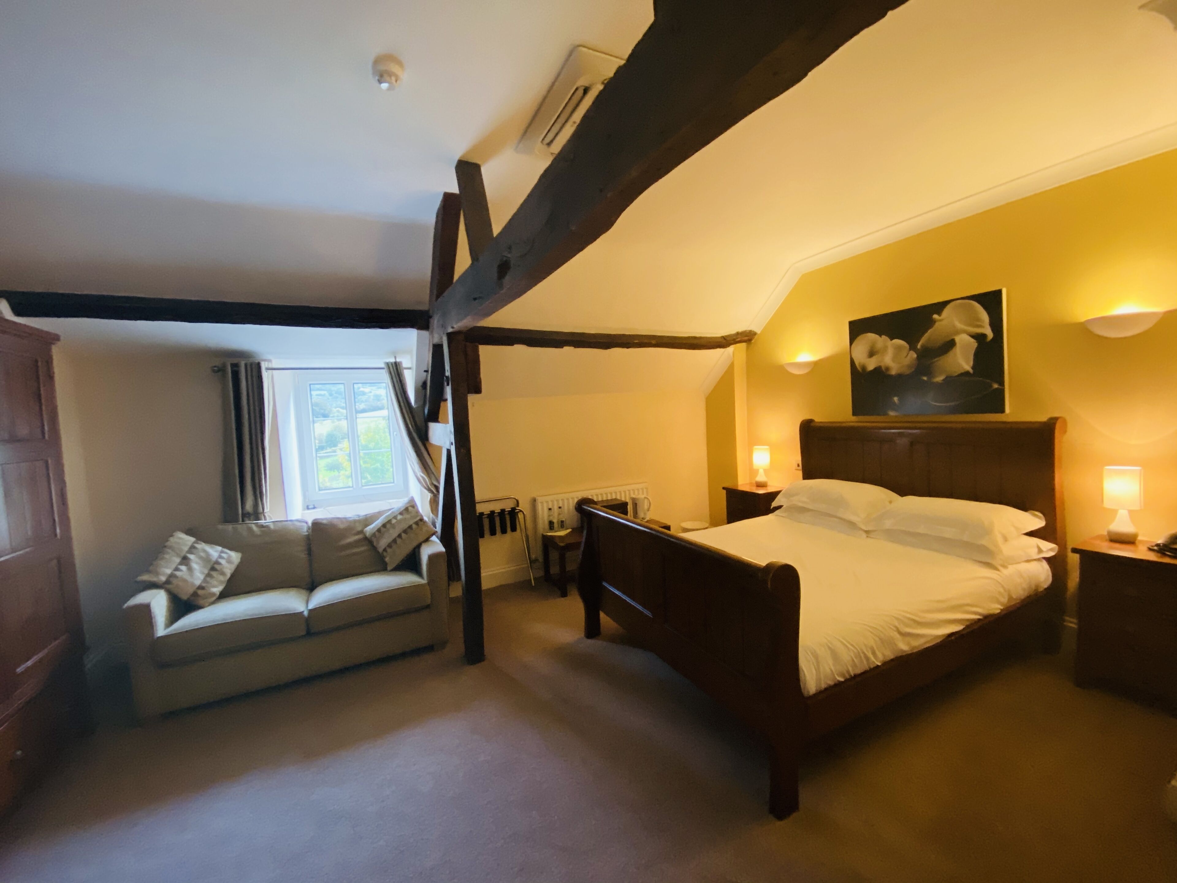 executive suite | iron/ironing board, free wifi, bed sheets