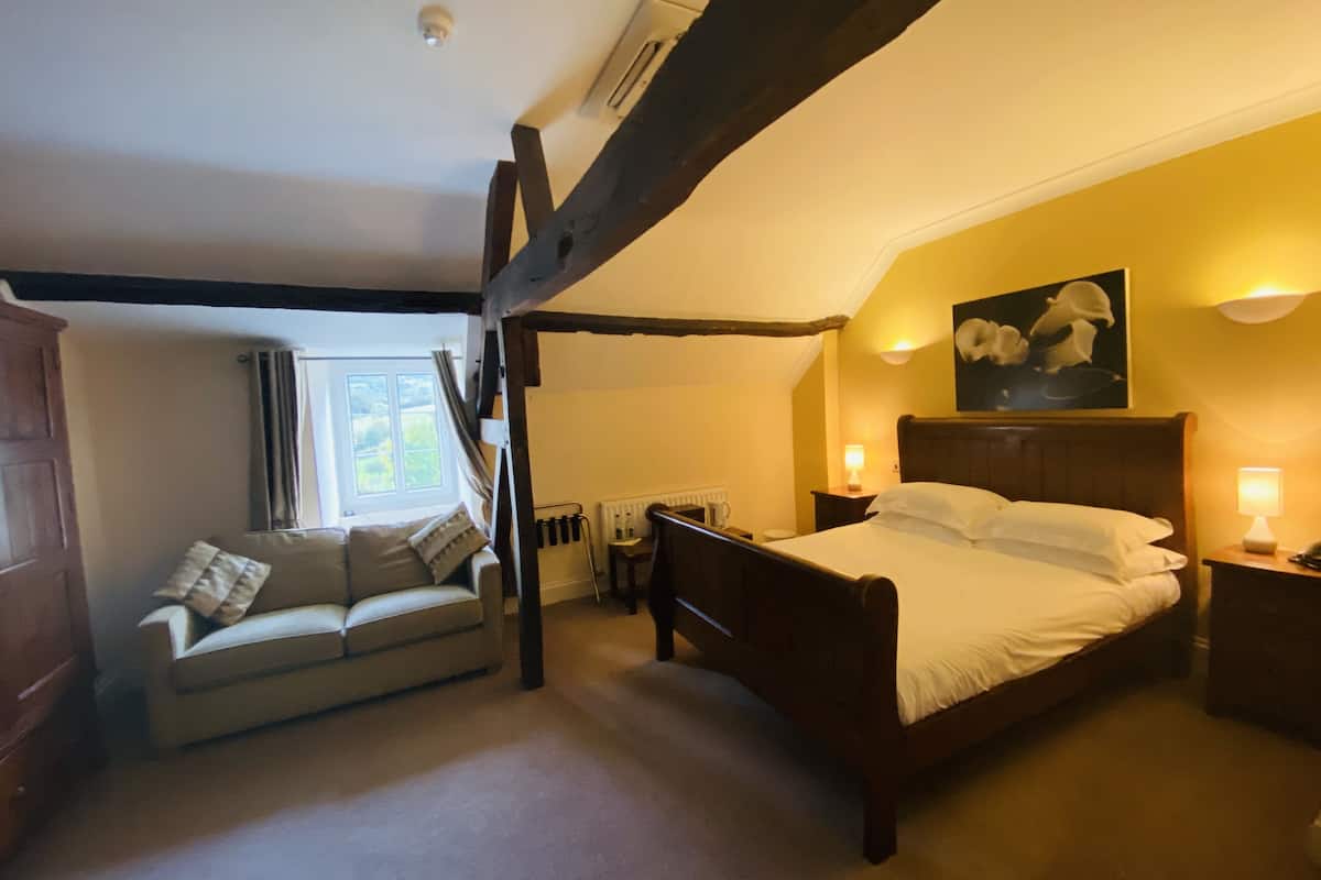 executive suite | iron/ironing board, free wifi, bed sheets