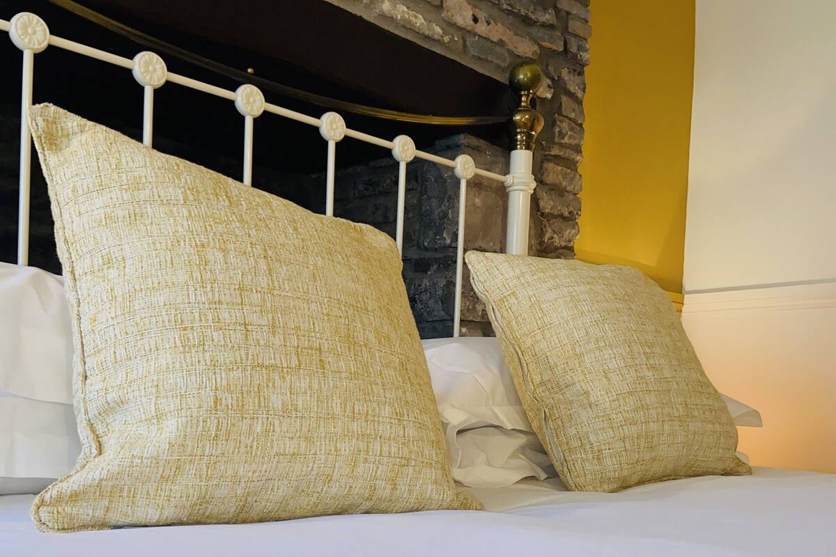 Habitación doble estándar | Tabla de planchar con plancha, wifi gratis y ropa de cama 