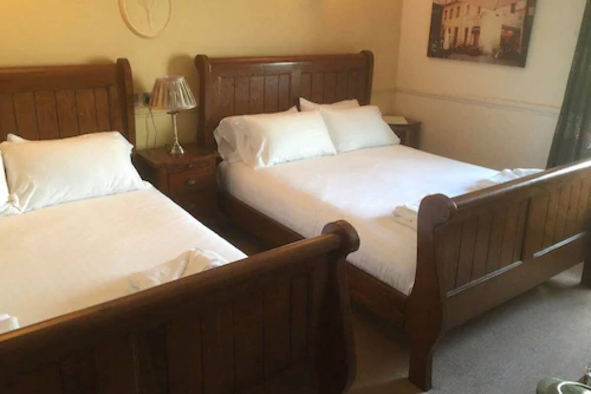 Tabla de planchar con plancha, wifi gratis y ropa de cama 