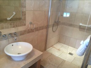 Suite – executive | Bad | Toalettartikler (inkludert), hårføner og håndklær