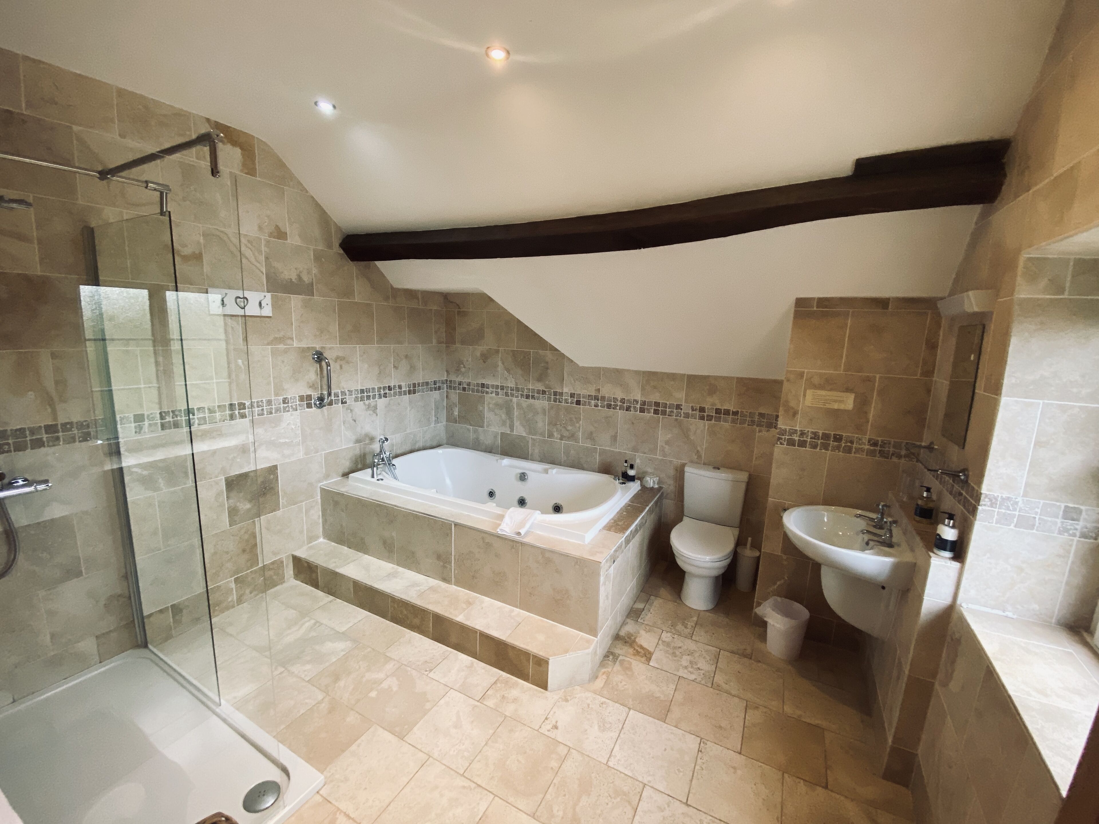 executive suite | bathroom | free toiletries, hair dryer, towels